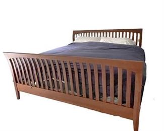Lot 045
Ethan Allen American Impressions Cherry King Sleigh Bed