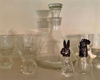 More barware, bubble bottom glasses, decanter and bunny and rooster S&P