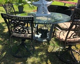 PATIO SET TABLE AND 4 CHAIRS