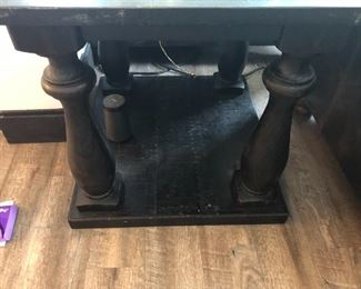 ONE END TABLE