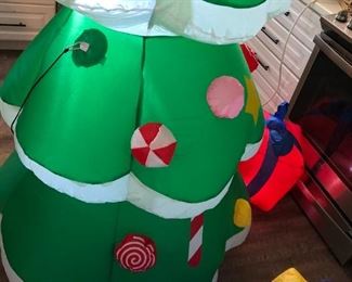 INFLATABLE TREE AND GIFTS