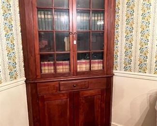 Beautiful Antique Corner Cabinet (42“),