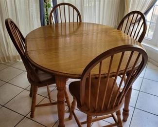 Traditional Round Oak Table & 4 Windsor Chairs