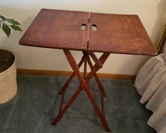 Folding table 
