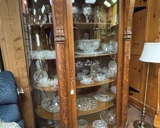 Antique late 19th to early 20th century, Late Victorian to Edwardian era, carved and quarter sawn oak, bow/curved glass front curio display cabinet with four shelves.