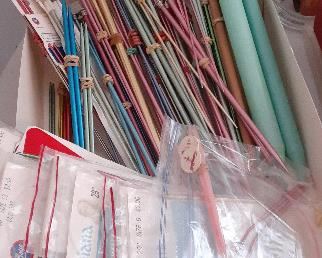 Tons of knitting needles 