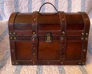 Faux leather small chest 