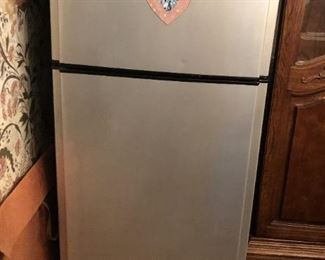 Avanti Mini Fridge 44H x 21W x 25D