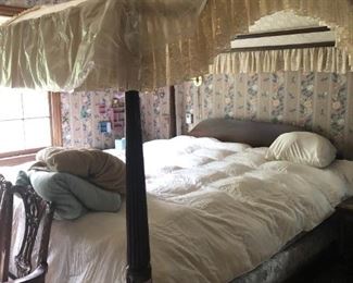 Queen Size Canopy Bed - 84 x 84 x82