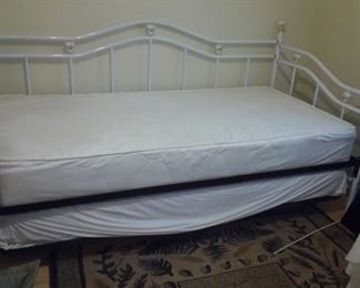 Day trundle bed w/ mattress.