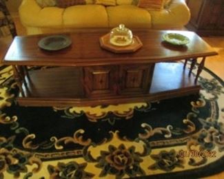 Vintage Coffee table. Very good condition - Area rug.