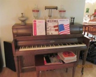 Werlitzer Spinet Piano. 1963-65 Model 2680