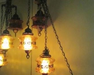 3 Globe Swag lamp. Very good condition. Light bulb out in the one fixture.