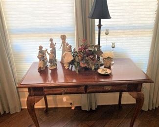 Queen Anne table/desk