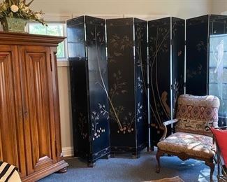 Chinese screen/antique rug/carved chair 