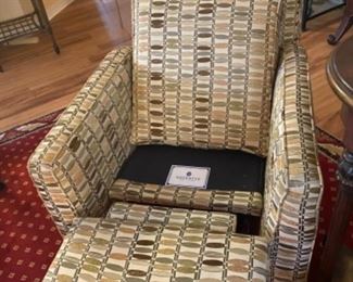 #10 - $250 - Havertys manual recliner 38Tx 29 arm to arm 