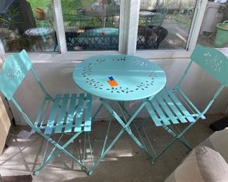 #44 - $75 - 3 pieces turquoise bistrot set round table & 2 chairs made of metal - 24" round 