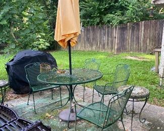 #46 - $140 - Metal outdoor set green table & 4 chairs & umbrella 