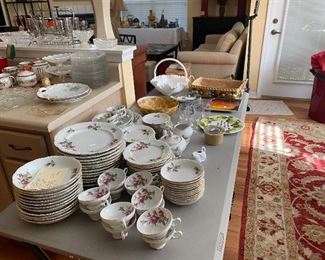 #48 - $150 - Made in Japan "Rosmarie" 93 pieces 