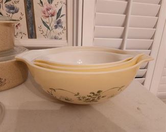 I haven't seen these before! Several Pyrex sets and pieces!
