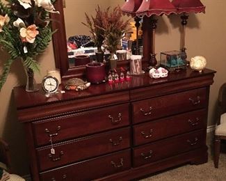Dresser, lamps