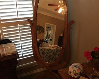 Free standing mirror