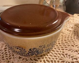 Vintage 70z Homestead Pyrex
