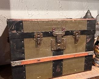 Mini trunk
Salesman sample ?