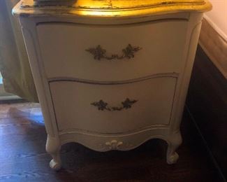 move that thing out of the way, I need to see the base of that lamp!