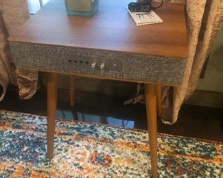 What is this? This is so cool!! It's like a vintage table that has a vintage radio in it! 