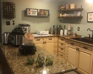 what a cute kitchen!