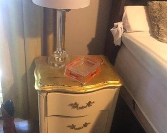 does that lamp have a formica base?!?!