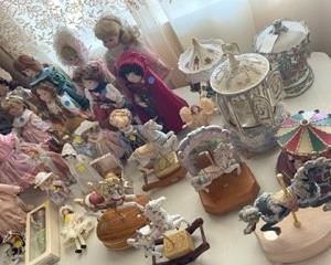 Carousel horses single - porcelain, wind up, musical movement; limited editions