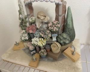 Lladro - Romantic Feelings Woman Sculpture