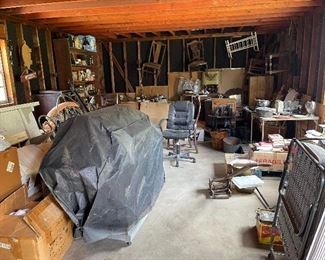 This garage is full of super nice stuff. We are still unpacking lots of items.