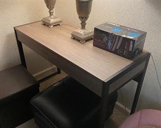 Small desk - line new & 2 lamps