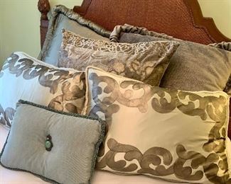 Luxurious bed linens/pillows