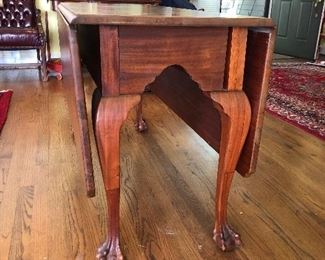 Beautiful finish on this drop leaf table. Legs swings out to support leaves when opened. 