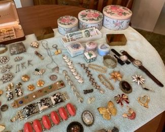 WONDERFUL COSTUME JEWELRY 