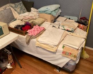 VINTAGE LINNENS. TOWELS 