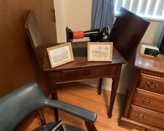 ANTIQUE SEWING MACHINE