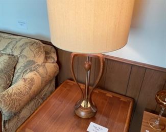 WONDERFUL MID CENTURY LAMP, PULL DOWN ON THE CENTER KNOB TO TURN ON AND OFF