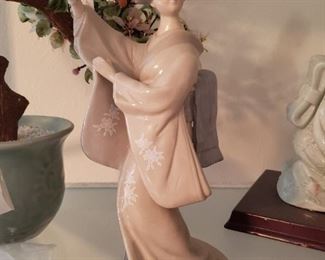 Toyo geisha figure