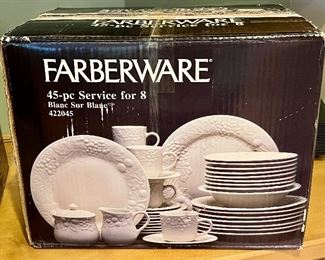 Farberware Service for 8 Dinnerware Set
