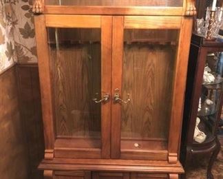 Outstanding oak 10-gun cabinet with lighted leaded glass top. Excellent and well made!