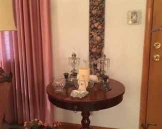 Lovely table with Living Room collectibles 