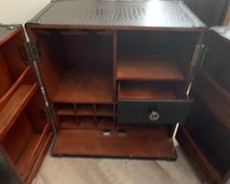 Replica steamer trunk bar