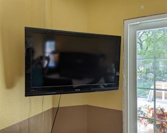 40" Toshiba TV Model 40RV525R