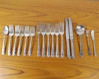 17 Pieces (687 Grams) of Lunt .925 Sterling Silver Flatware