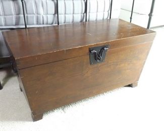 Bed, Blanket, and Linen Wood Trunk